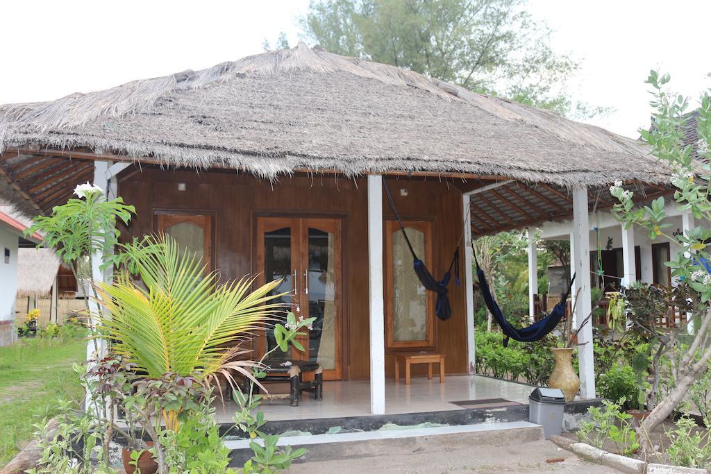 Star Bar And Bungalows Gili Islands Room photo