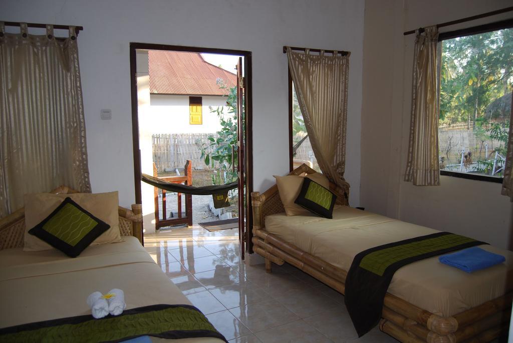 Star Bar And Bungalows Gili Islands Room photo