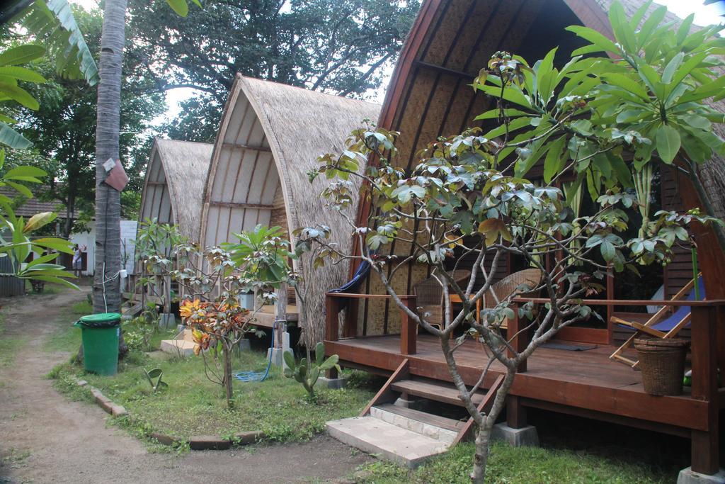 Star Bar And Bungalows Gili Islands Exterior photo