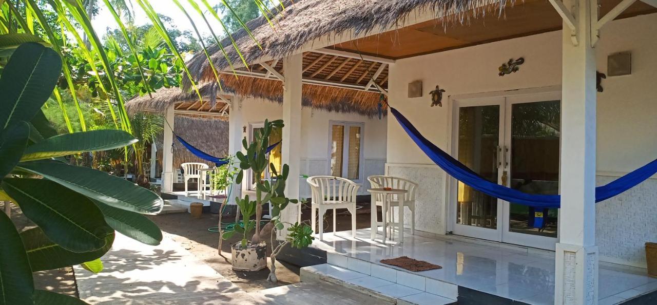 Star Bar And Bungalows Gili Islands Exterior photo